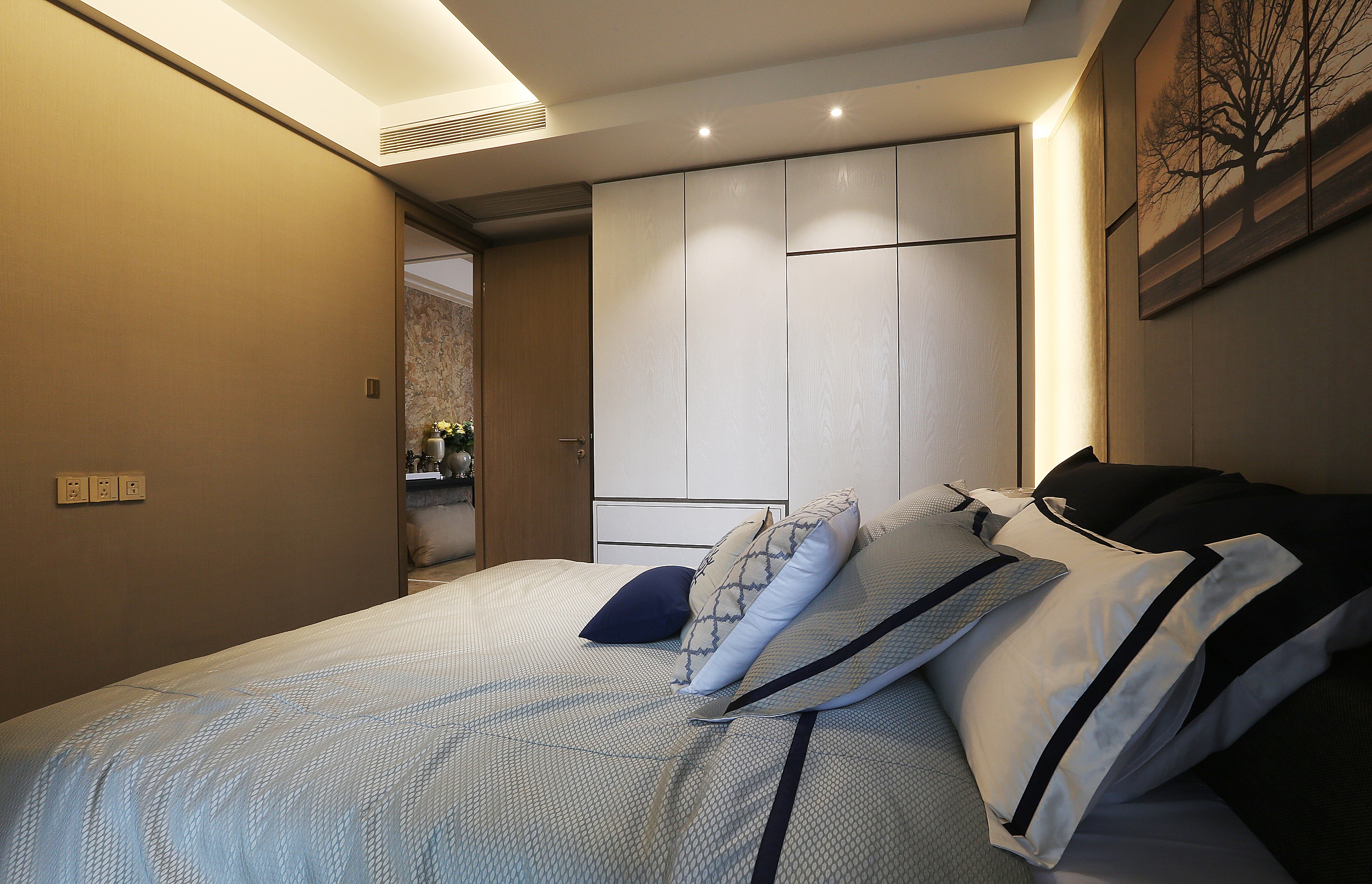 2024全屋定制裝修定制衣柜時(shí)有哪些方面需要注意的？